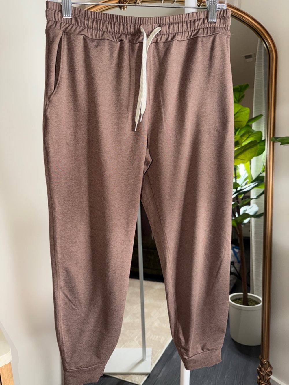 Vuori Brown Jogger Sweatpants with Contrast Drawstring